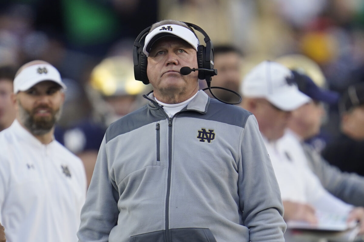 Brian Kelly sends text to Notre Dame players, will hold meeting