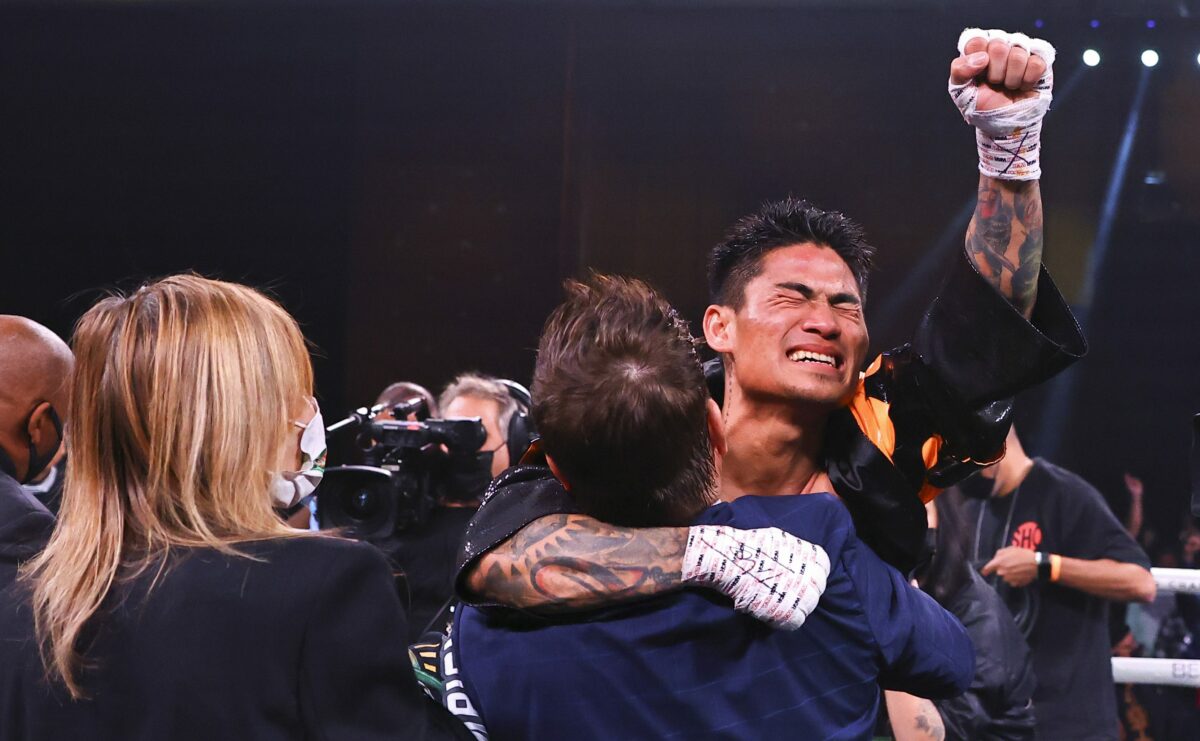 Mark Magsayo outpoints one-handed Gary Russell Jr. to win title