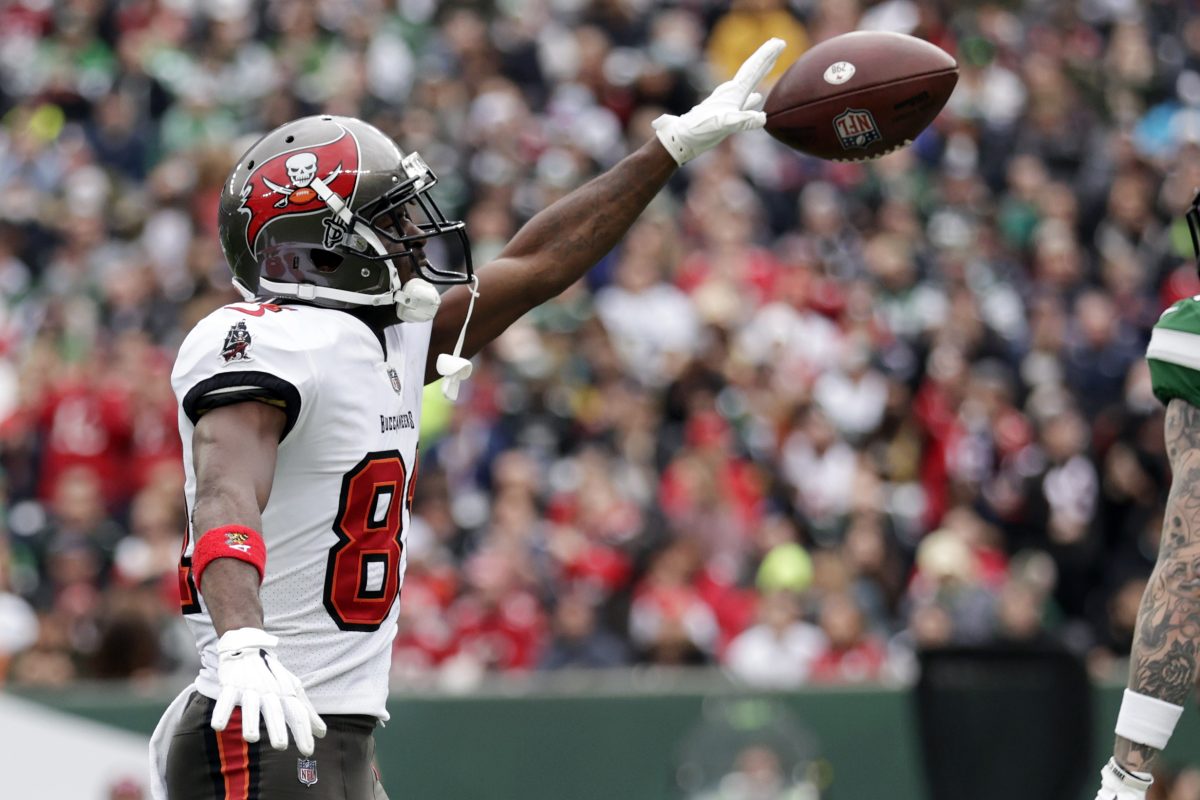 WATCH: Antonio Brown abandons Buccaneers during game vs. Jets