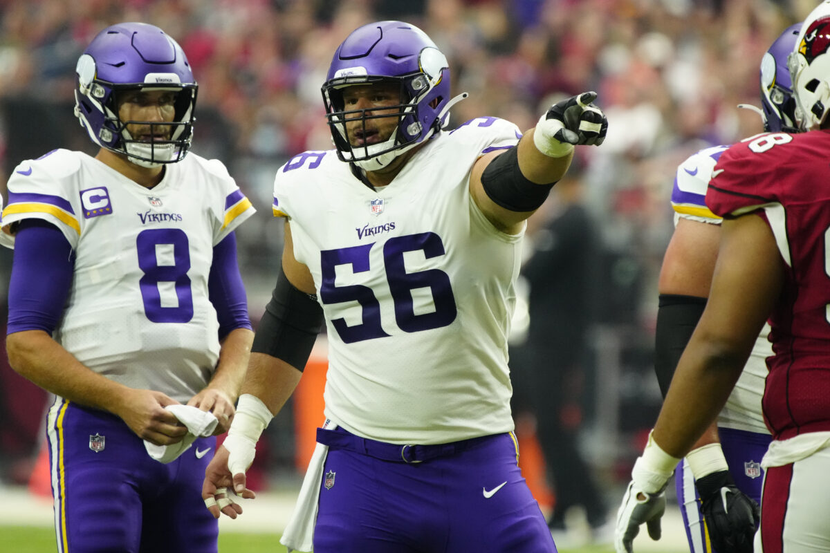 NFL fans had so many jokes after the Vikings center briefly had their longest catch in Week 17