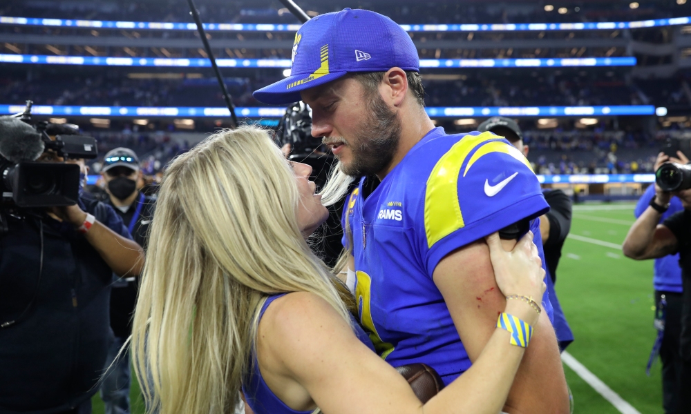 El momento emotivo entre Matthew y Kelly Stafford tras la victoria de los Rams