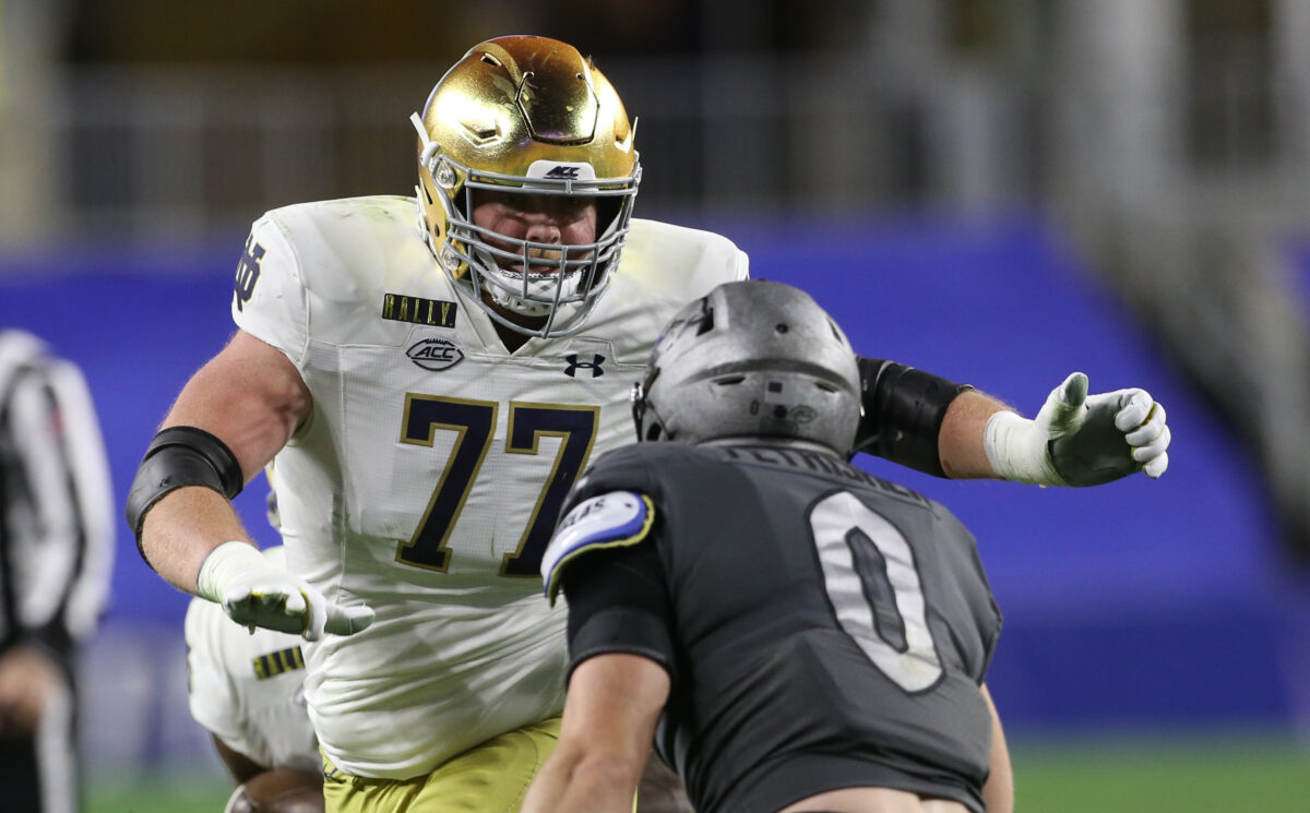 Notre Dame offensive lineman hits transfer portal