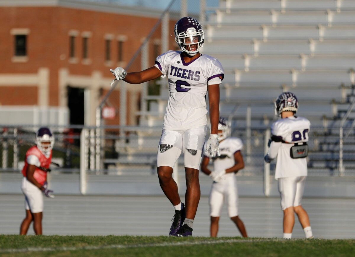 Watch Ohio State football commit Sonny Styles with a massive dunk at the buzzer to quiet heckler