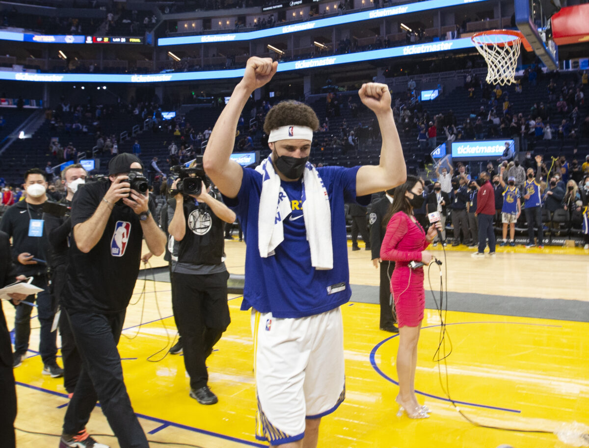 Watch: Steph Curry’s son Canon presents Klay Thompson with game ball after return vs. Cavs