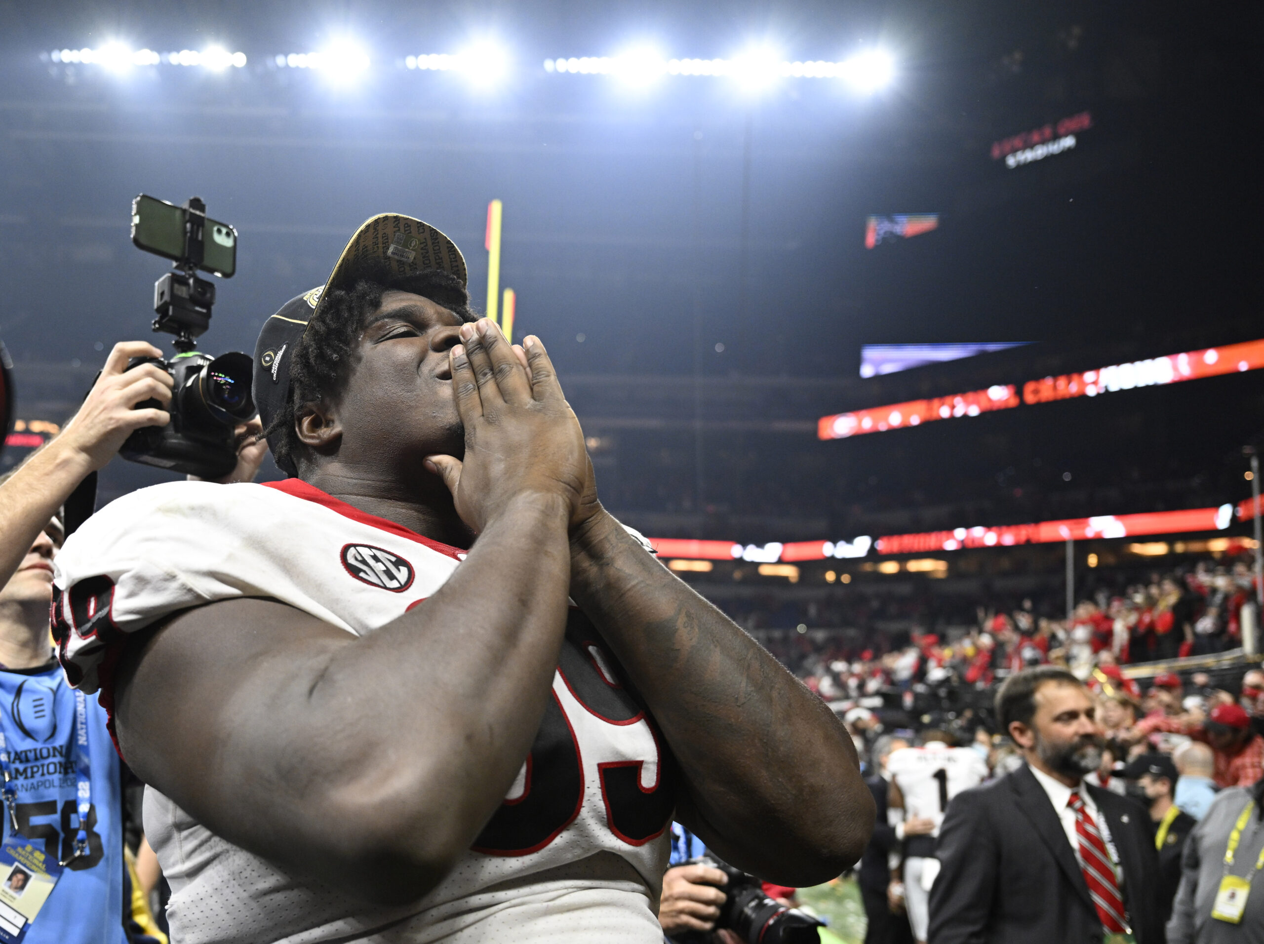 Watch: Wholesome moment between Jordan Davis and Redcoat Band after national title