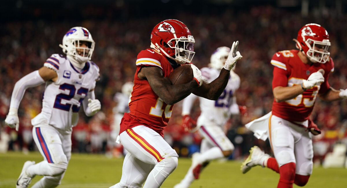 Chiefs WR Tyreek Hill fined for peace sign on touchdown vs. Bills