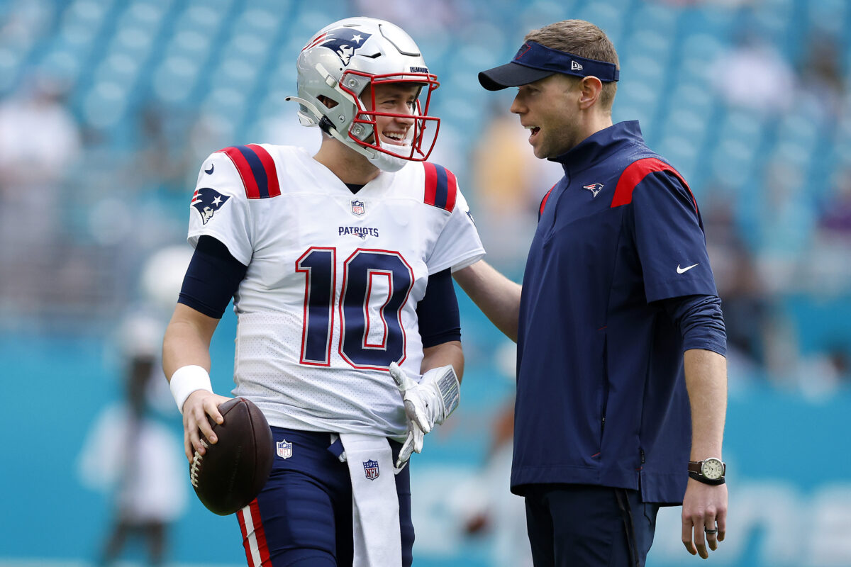 Raiders head coach Josh McDaniels brings over Bo Hardegree from Patriots to be his QB coach