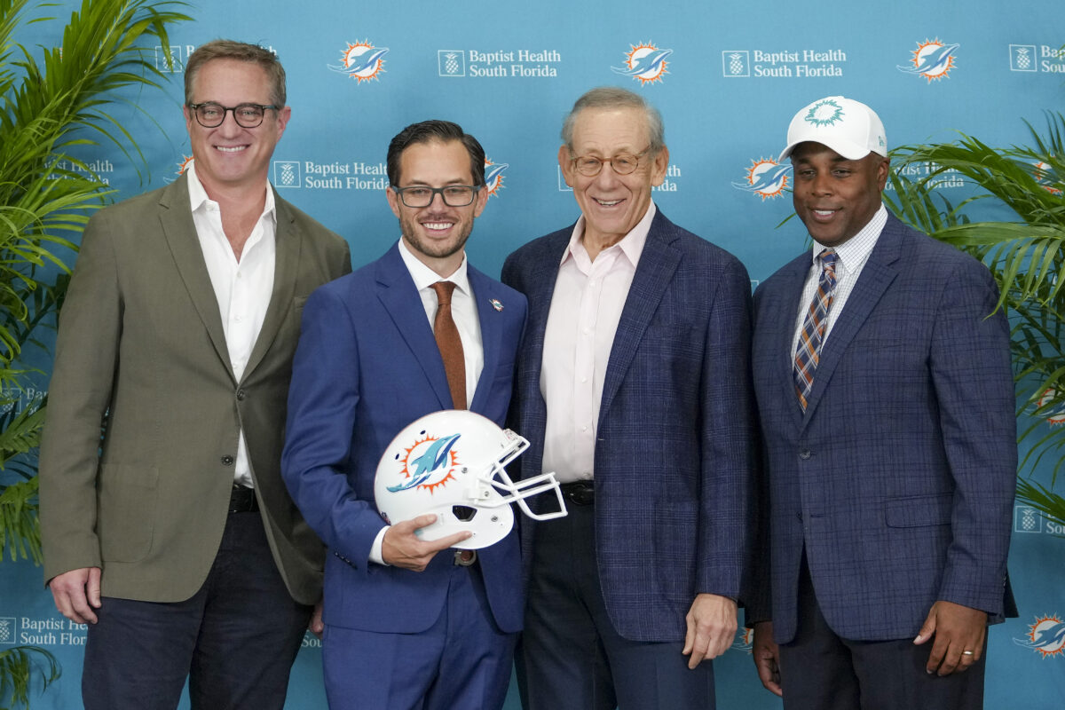 Mike McDaniel had an interesting analogy for the Dolphins’ cap situation