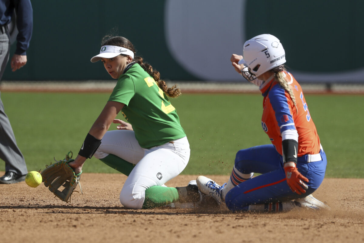 Softball Round-Up: Ducks jump up to No. 12 after winning series vs. Baylor Bears