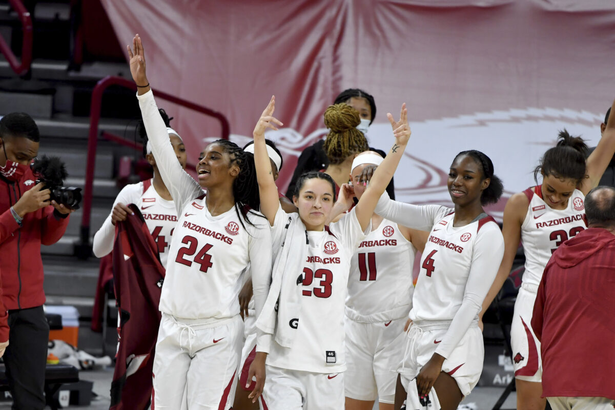 Arkansas back in the groove, blasts Missouri after late run