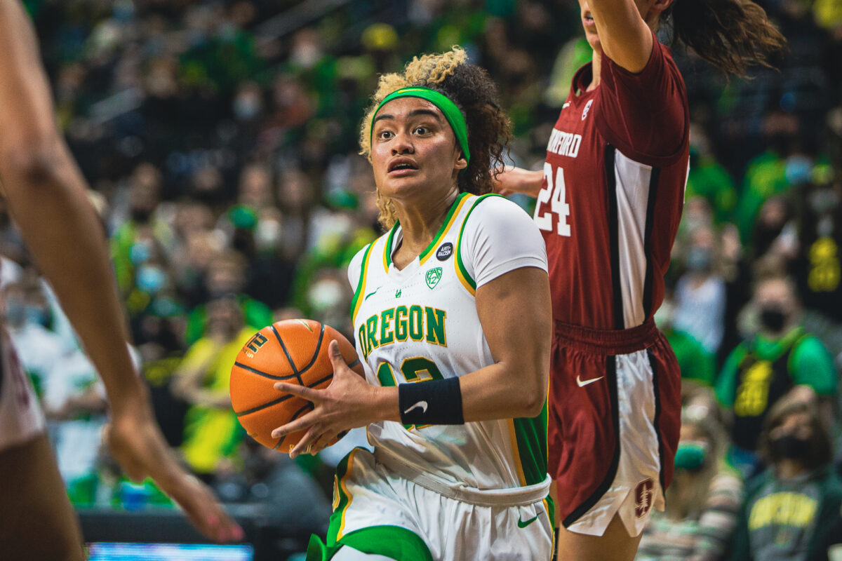 Oregon women’s basketball sneaks back into the Top 25