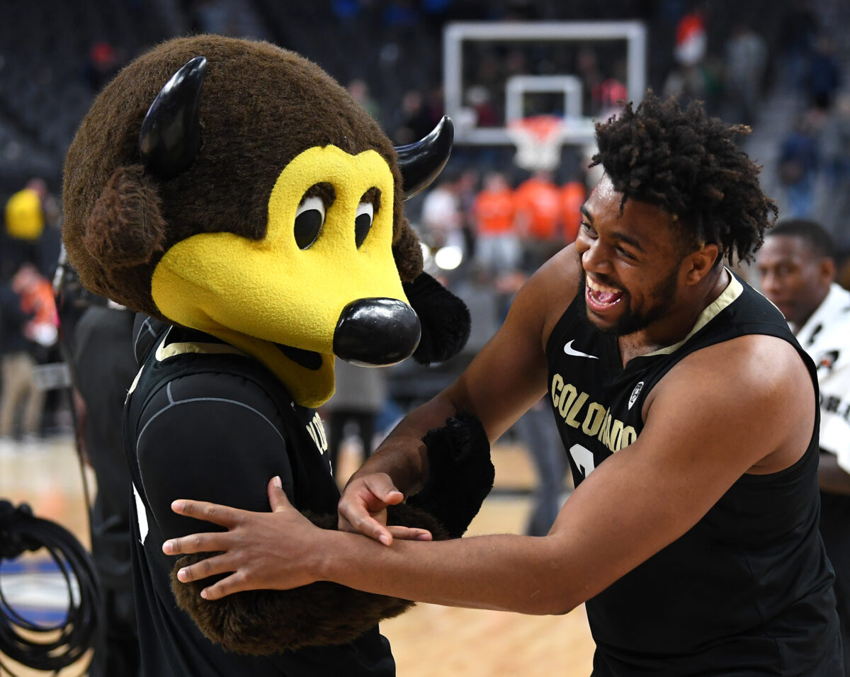 WATCH: Evan Battey receives loud ovation prior to final home game