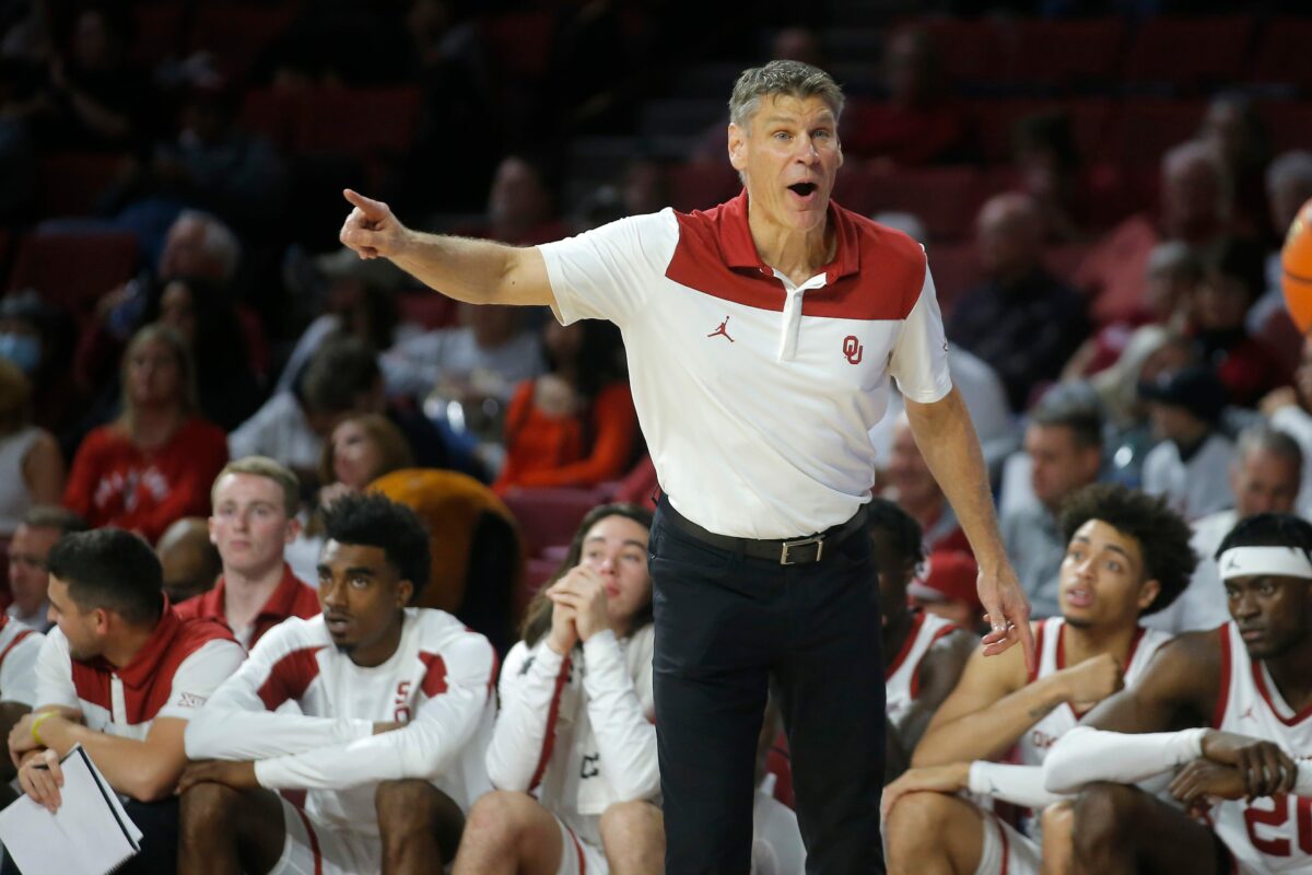 Porter Moser not in favor of removing handshake lines following Michigan-Wisconsin dustup