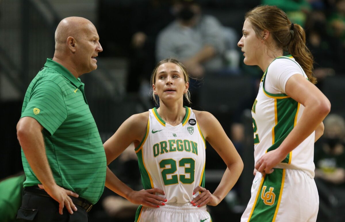 Oregon women’s basketball drops out of the Top 25