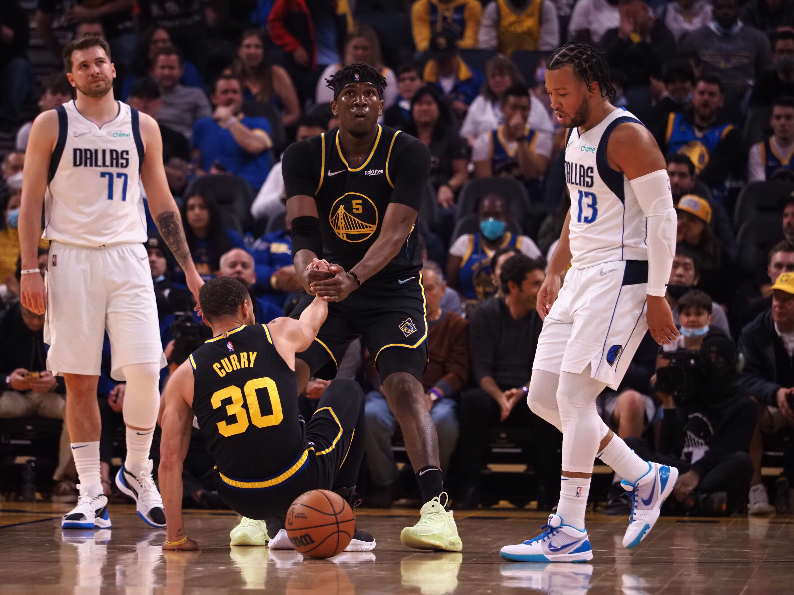 NBA Twitter reacts to Warriors blowing 21 point lead on way to ugly loss vs. Mavs