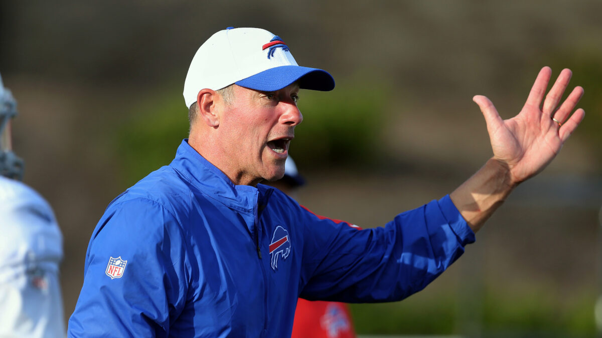 Eric Wood approves of Bills’ decision to sign O-line coach Aaron Kromer