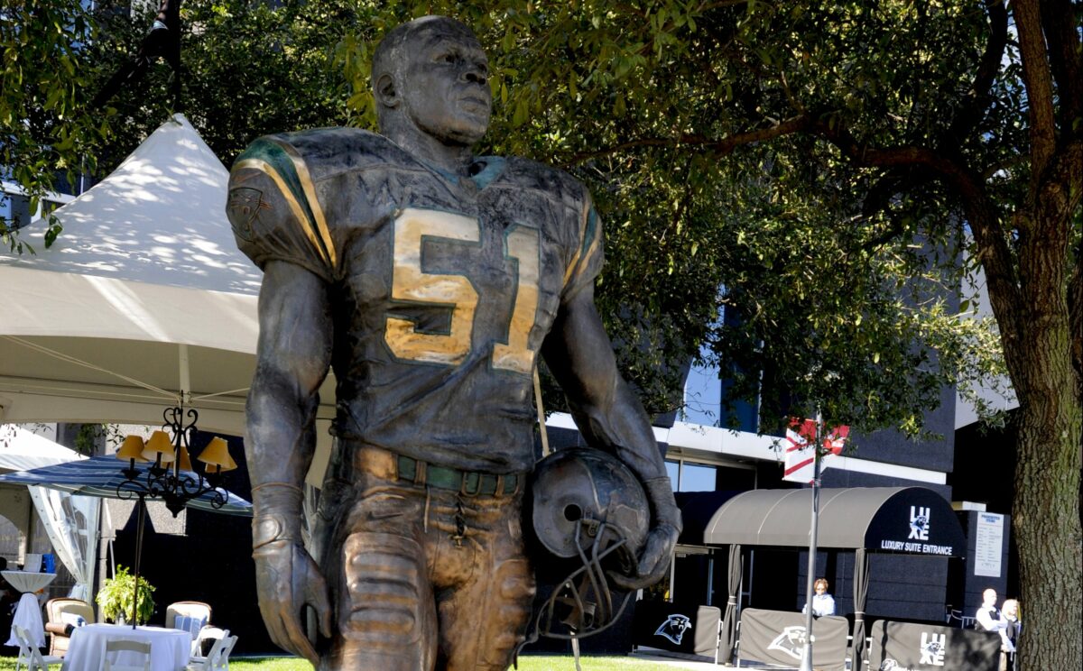 Panthers great Steve Smith Sr. shares touching tribute to Sam Mills