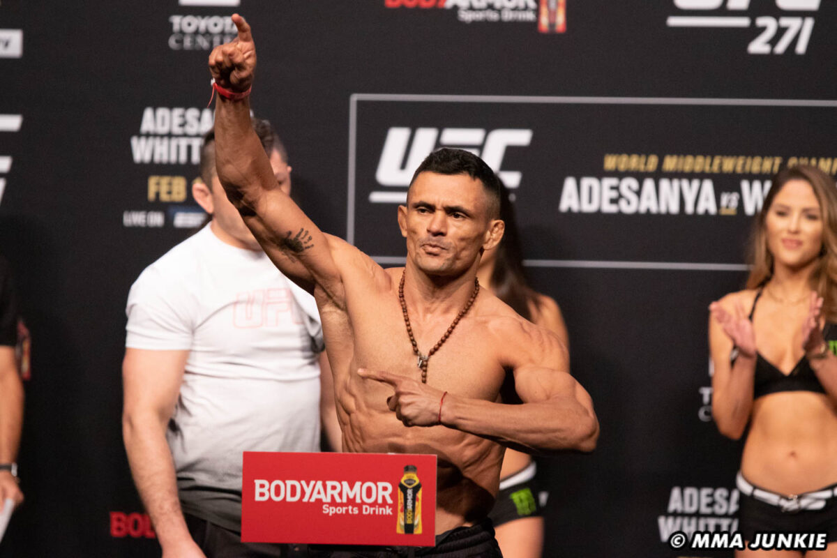 UFC 271 video: Bloodied Douglas Silva de Andrade chokes Sergey Morozov unconscious to conclude all-out war