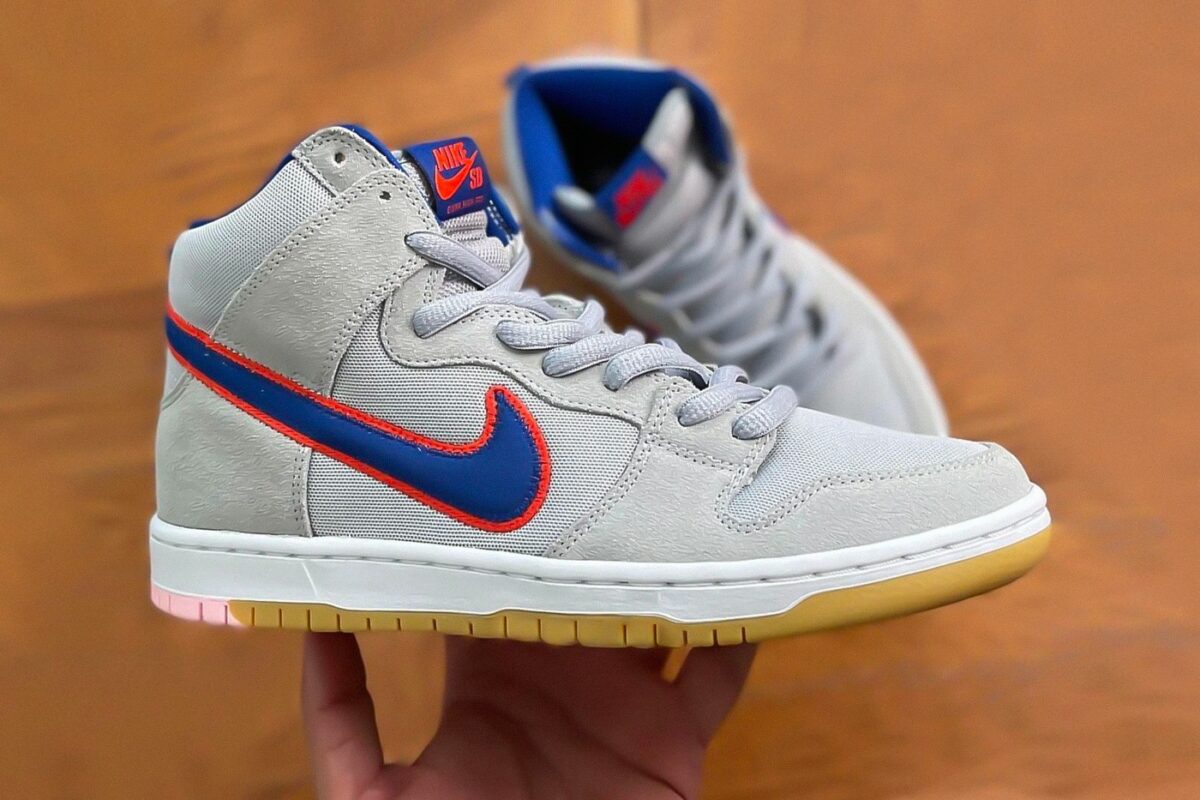 If you love the Mets and looking cool, you are going to need these Nike SB Dunk High sneakers