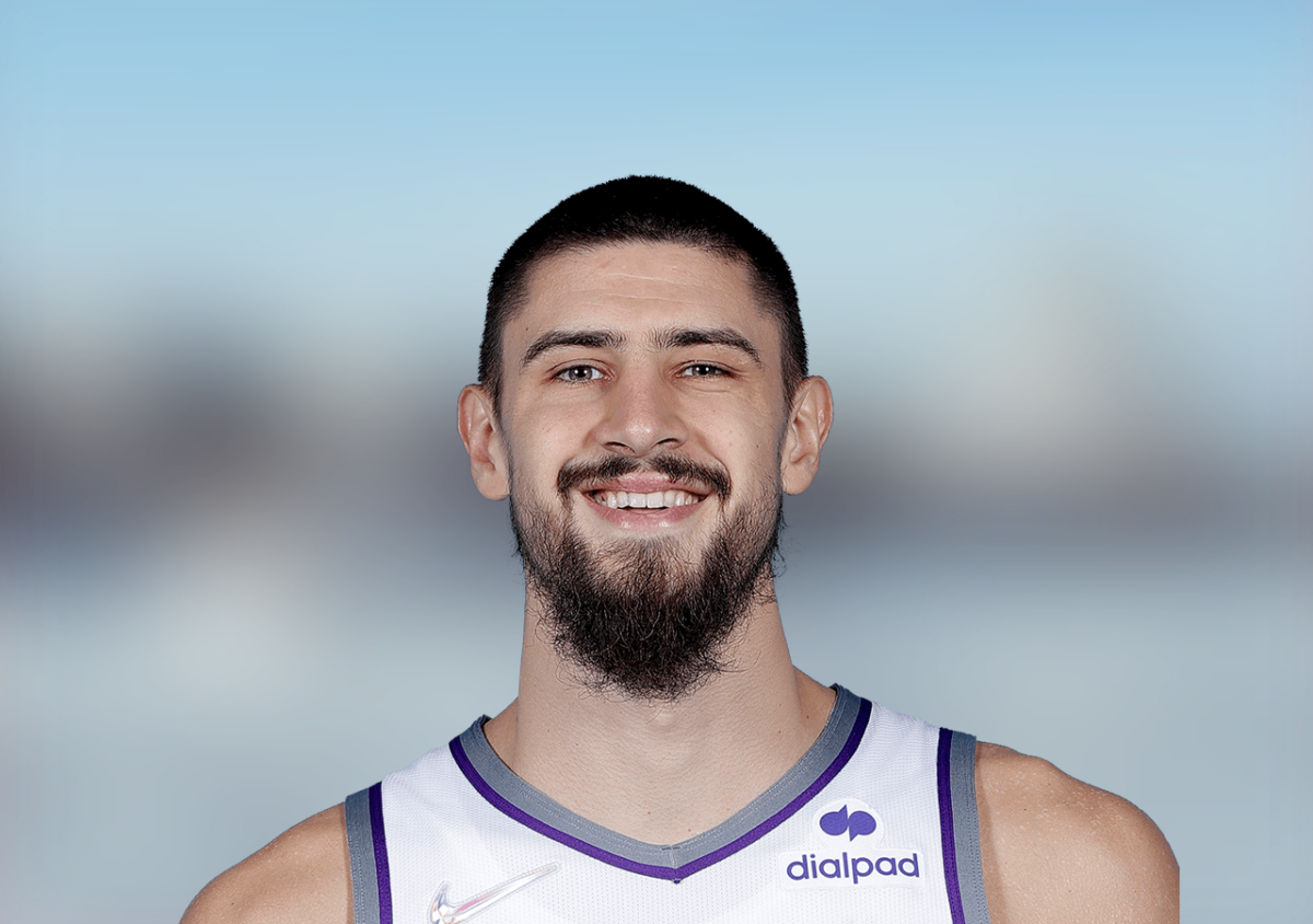 Kings, Nuggets players lock arms in support of Alex Len, Ukraine