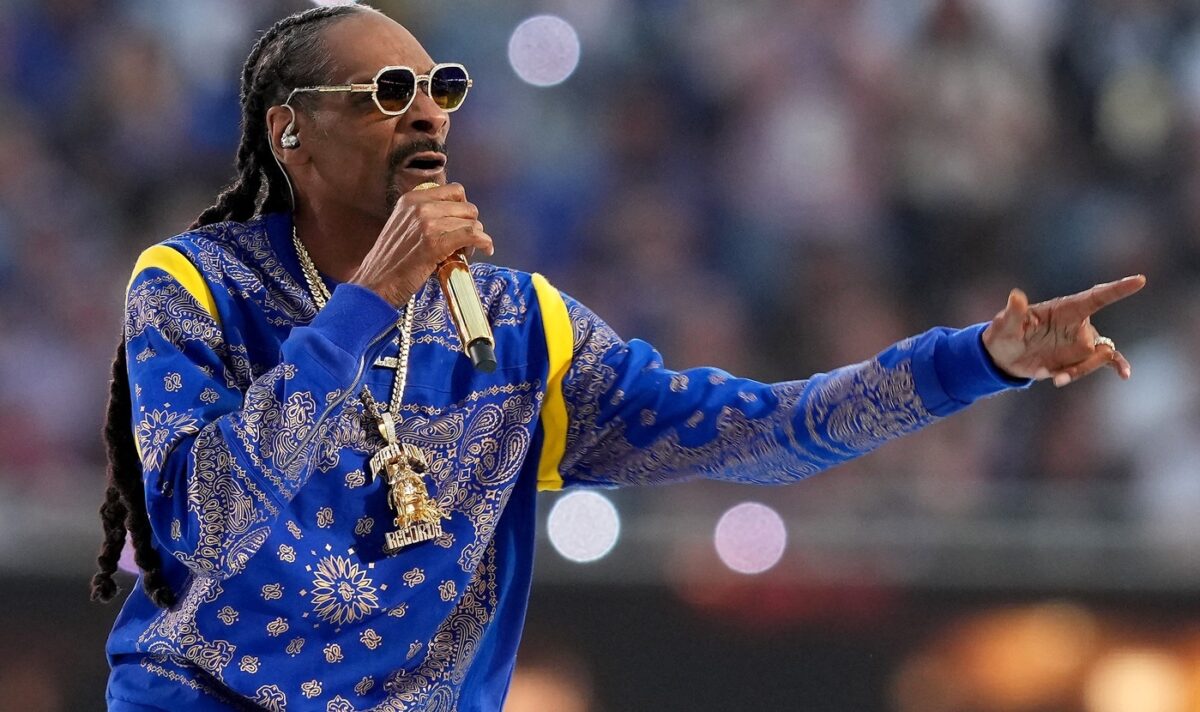Snoop Dogg fumando mariguana en el SoFi Stadium lo hace tan genial