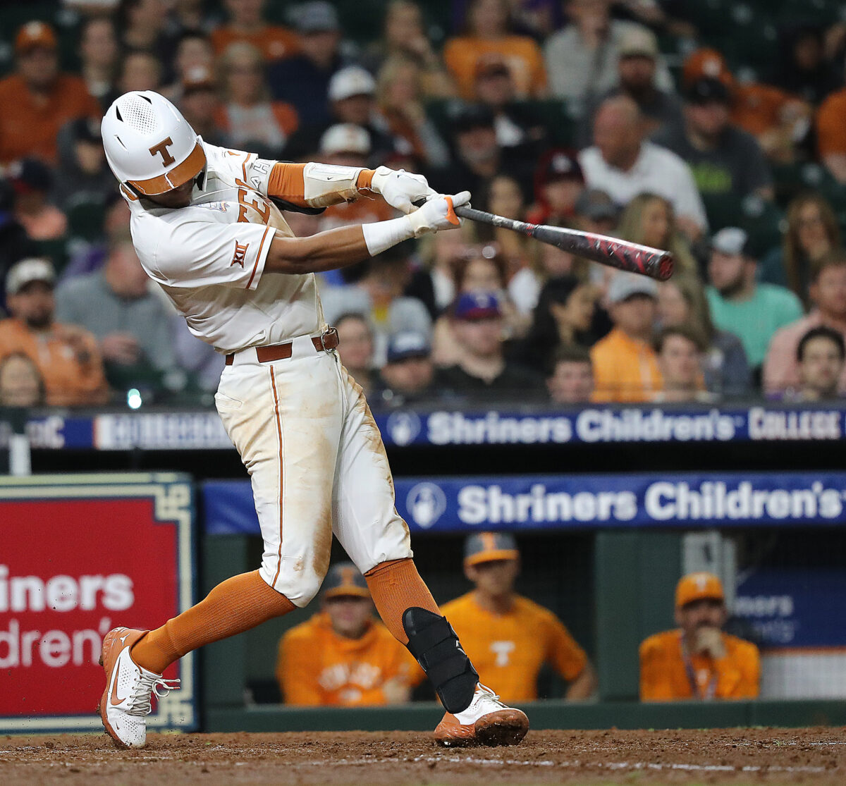 No. 1 Texas takes down No. 17 Tennessee 7-2, improving to 10-0