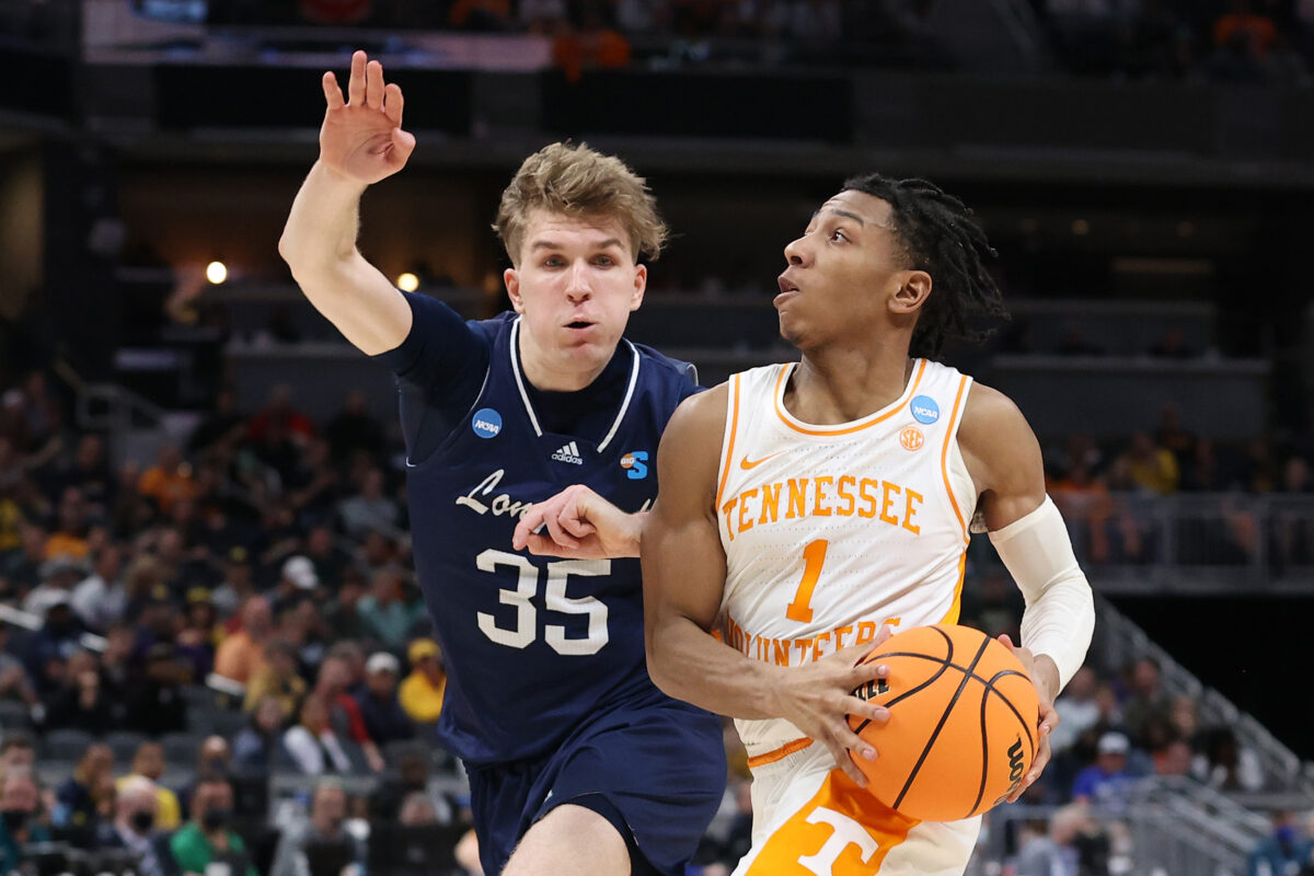 Tennessee defeats Longwood, advances to play Michigan