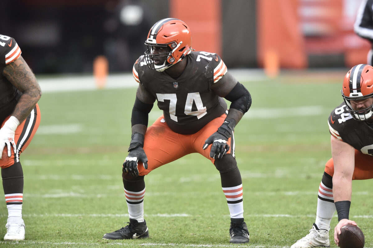 Browns keep their offensive line depth with the return of Chris Hubbard