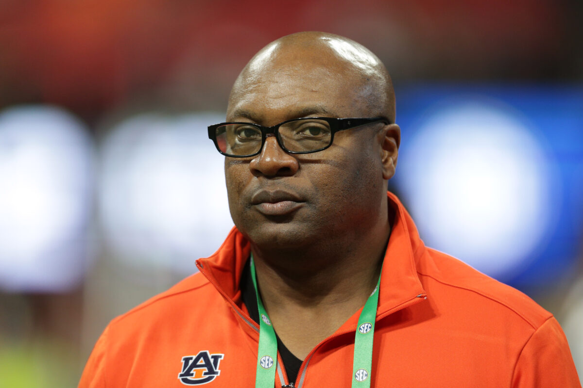 Bo Jackson leads list of athletes to play both football and baseball in recent memory