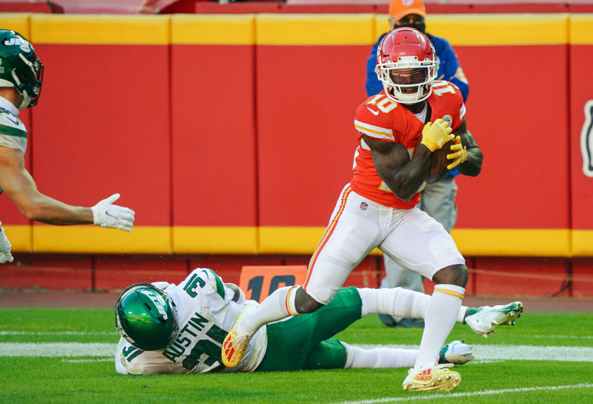 Pursuit of Tyreek Hill, other WRs shows Jets prefer vet over rookie