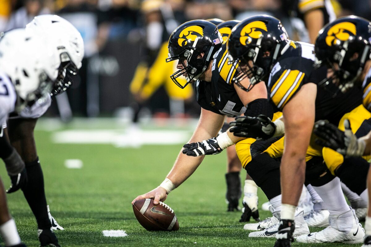 What are the latest 2022 NFL draft projections for Iowa Hawkeyes center Tyler Linderbaum?