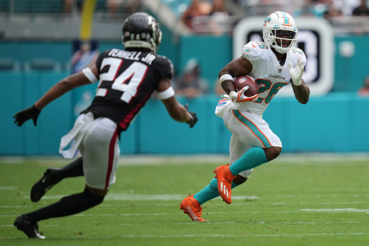 Dolphins tender two pending exclusive-rights free agents