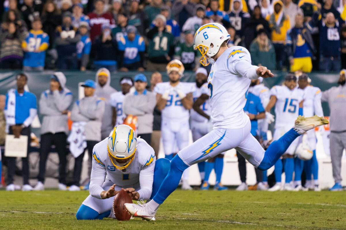Chargers re-signing kicker Dustin Hopkins