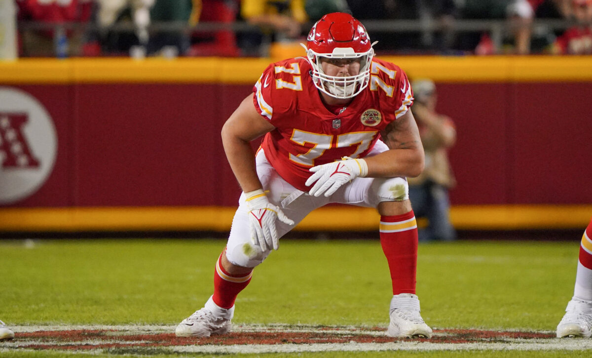 Chiefs to re-sign OL Andrew Wylie on one-year deal