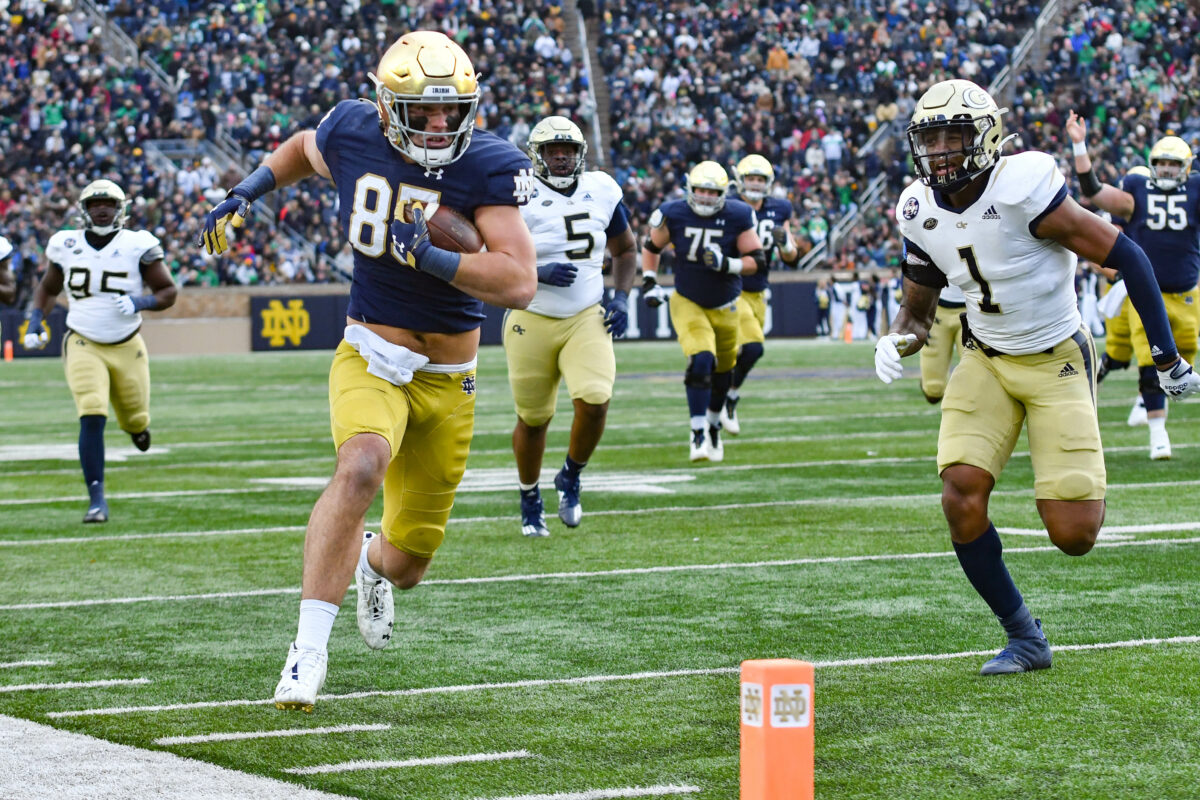 Former Notre Dame tight end headed to rival program