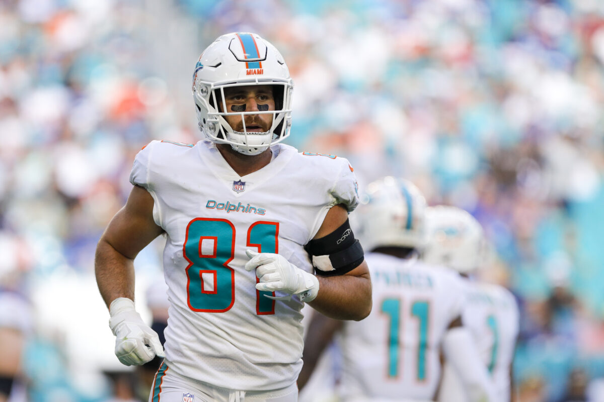 Mike Gesicki reports that Dolphins are re-signing TE Durham Smythe