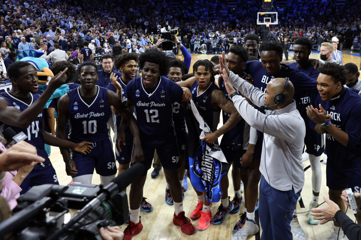 Top NCAA basketball images from wild night of Sweet 16 games
