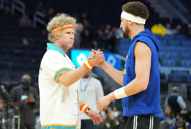 Jackie Moon y su presentación con los Warriors mientras Will Ferrell calienta con el equipo