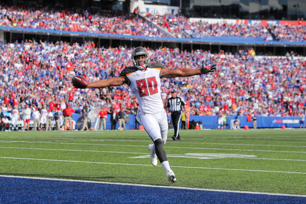 How new Bills TE O.J. Howard is getting ready for the Buffalo cold