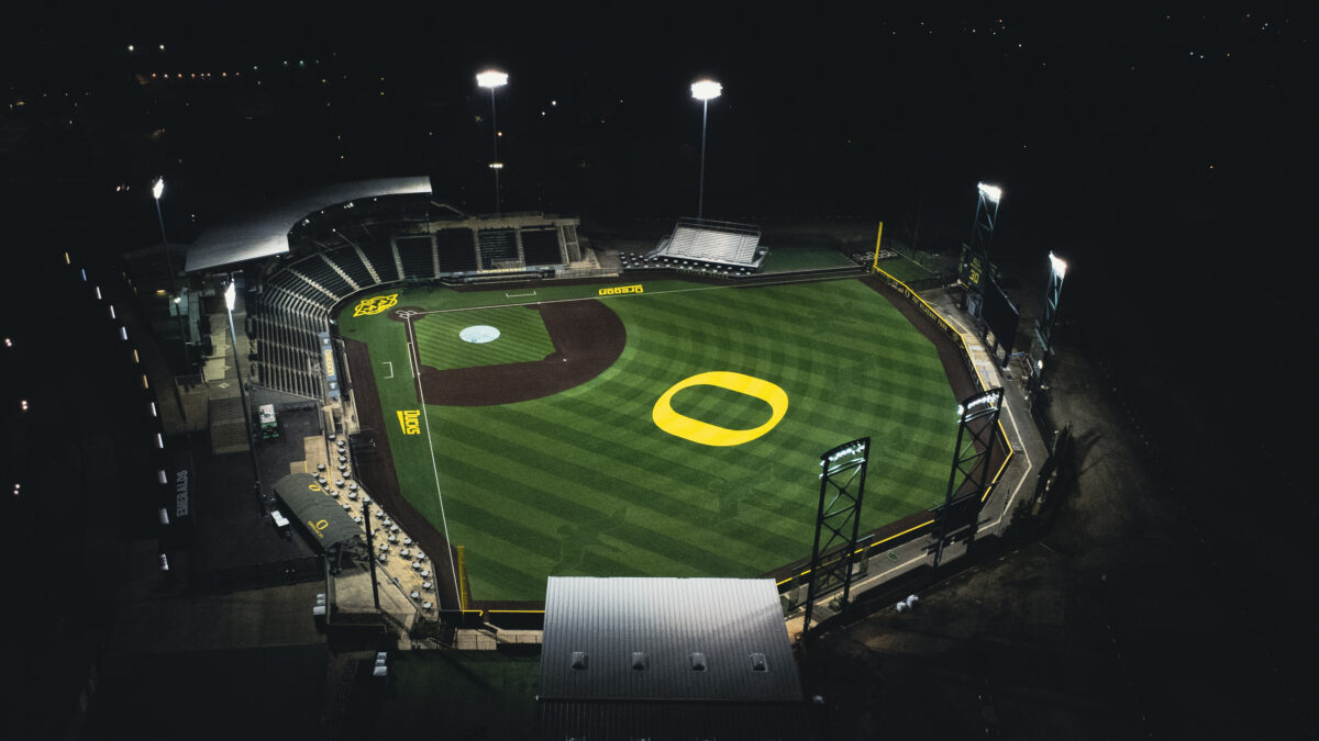 Around the horn: Oregon upsets No. 2 Stanford to open weekend series