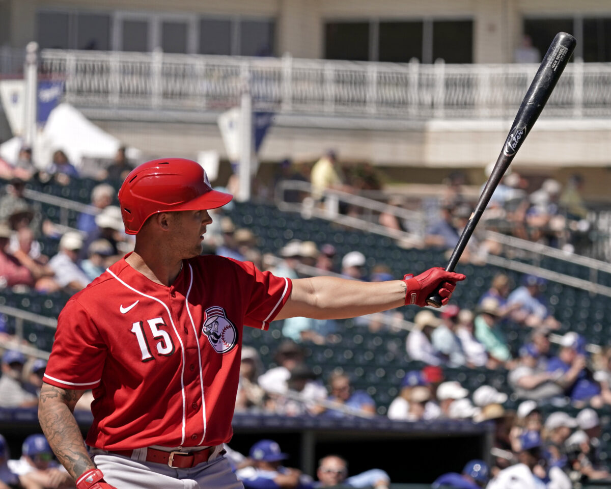 Nick Senzel singles for Reds at Atlanta