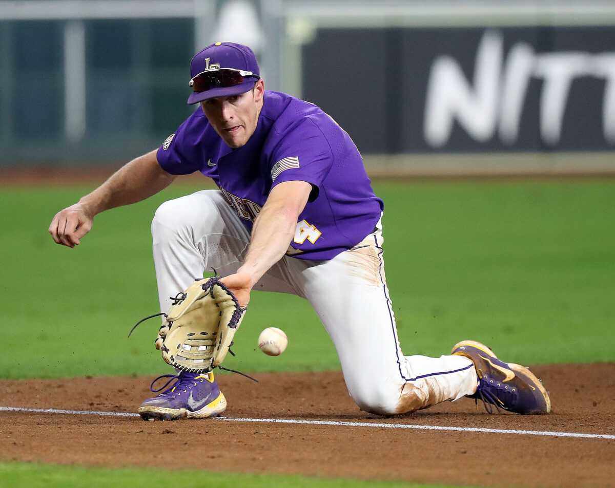 LSU baseball brings out the brooms in Game 3 win over Mississippi State