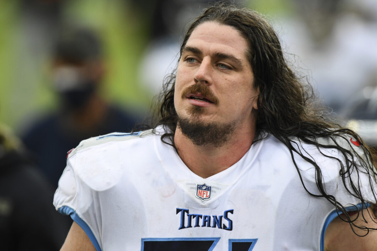 Colts had free-agent visit with former Titans OL Dennis Kelly