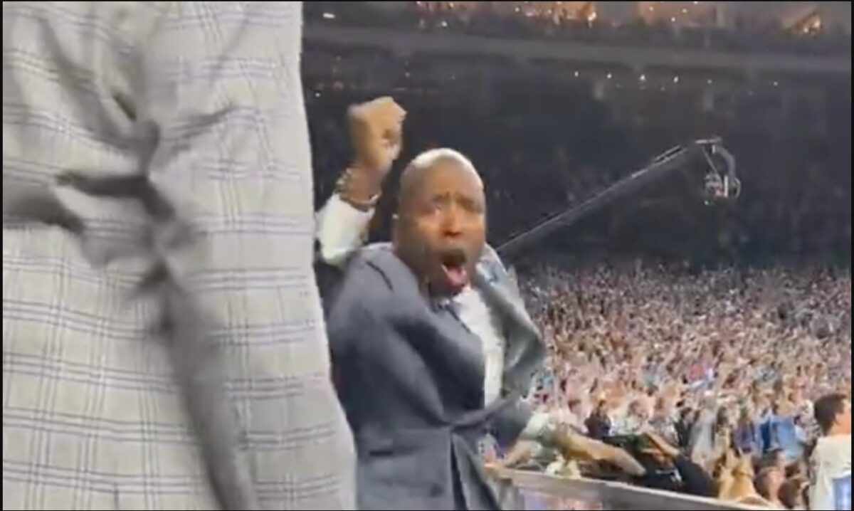 La emoción loca de Kenny Smith durante los últimos segundos del partido UNC-Duke