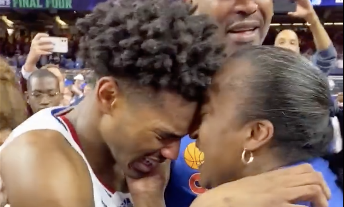 Ochai Agbaji shared an emotional postgame moment with his family after Kansas’ national title