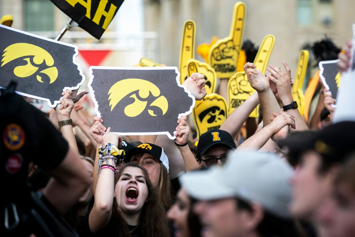 Iowa Hawkeyes offer 2023 LB Arvell Reese from Ohio