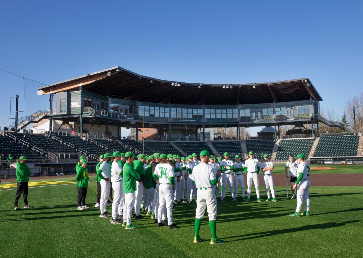 Oregon goes extra innings to sweep away the Huskies in Seattle