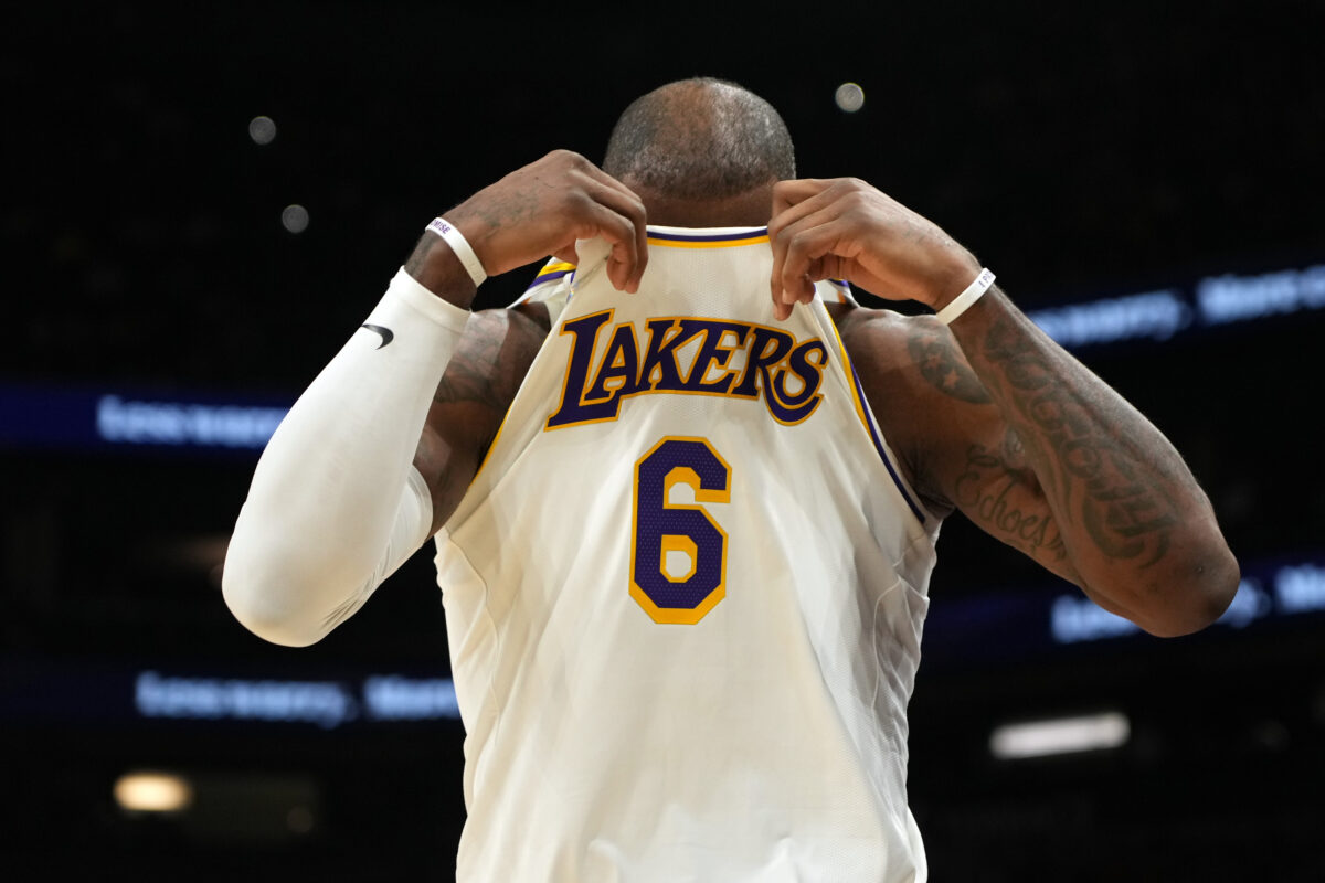 Los Angeles Lakers at Phoenix Suns odds, picks and predictions