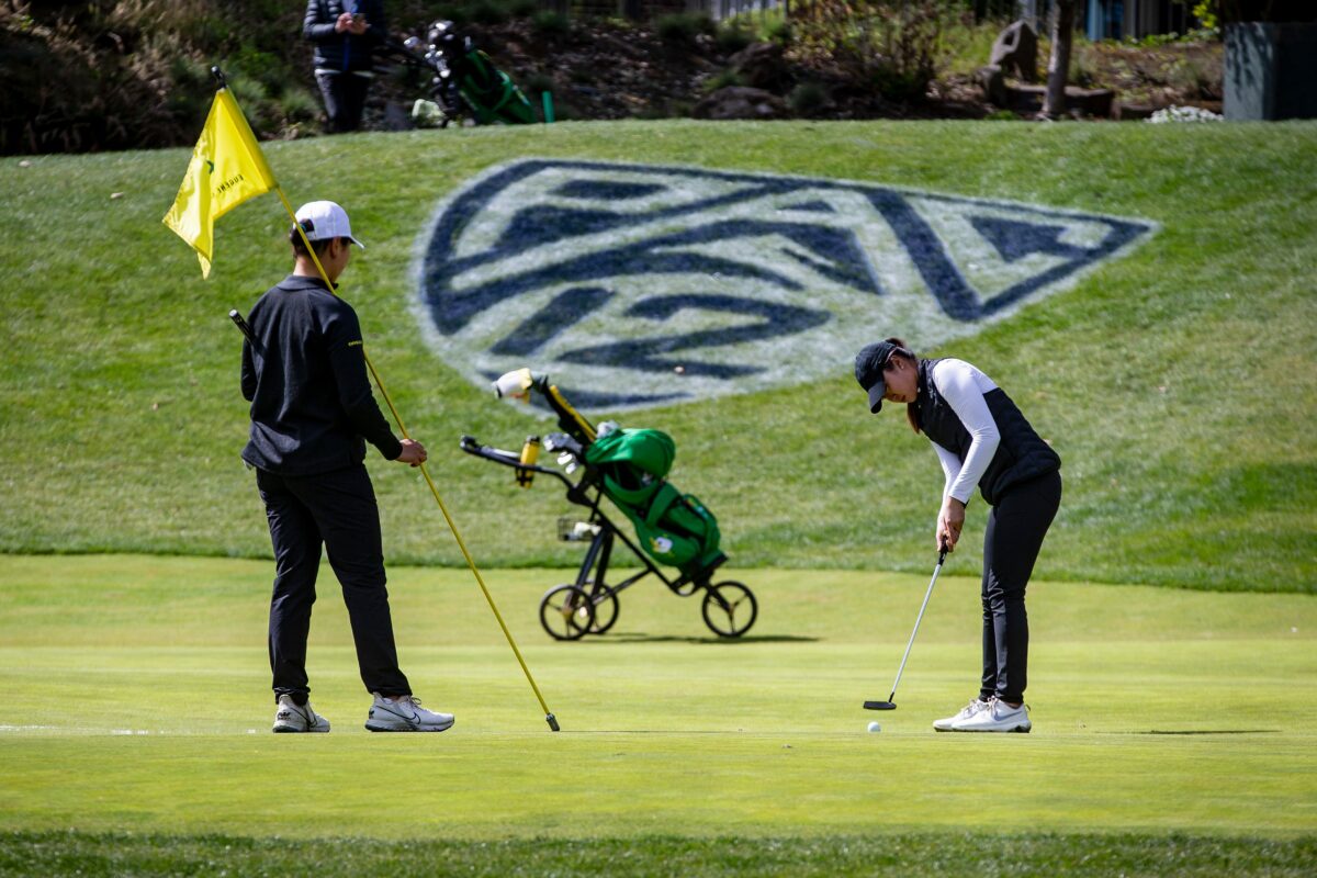 No. 2 Oregon women’s golf hold strong through tough first day of Pac-12 Championships