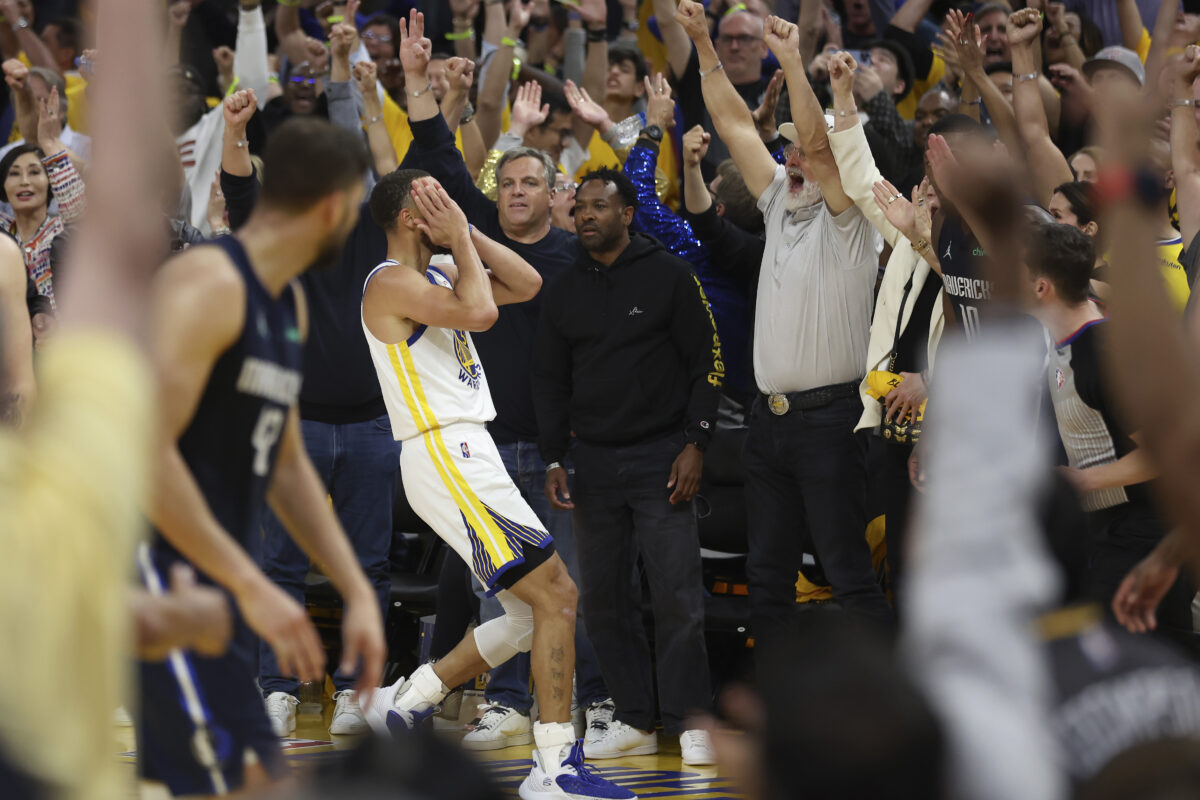 Stephen Curry trolled the Mavericks after putting them to bed with this clutch 3-pointer and NBA fans went crazy